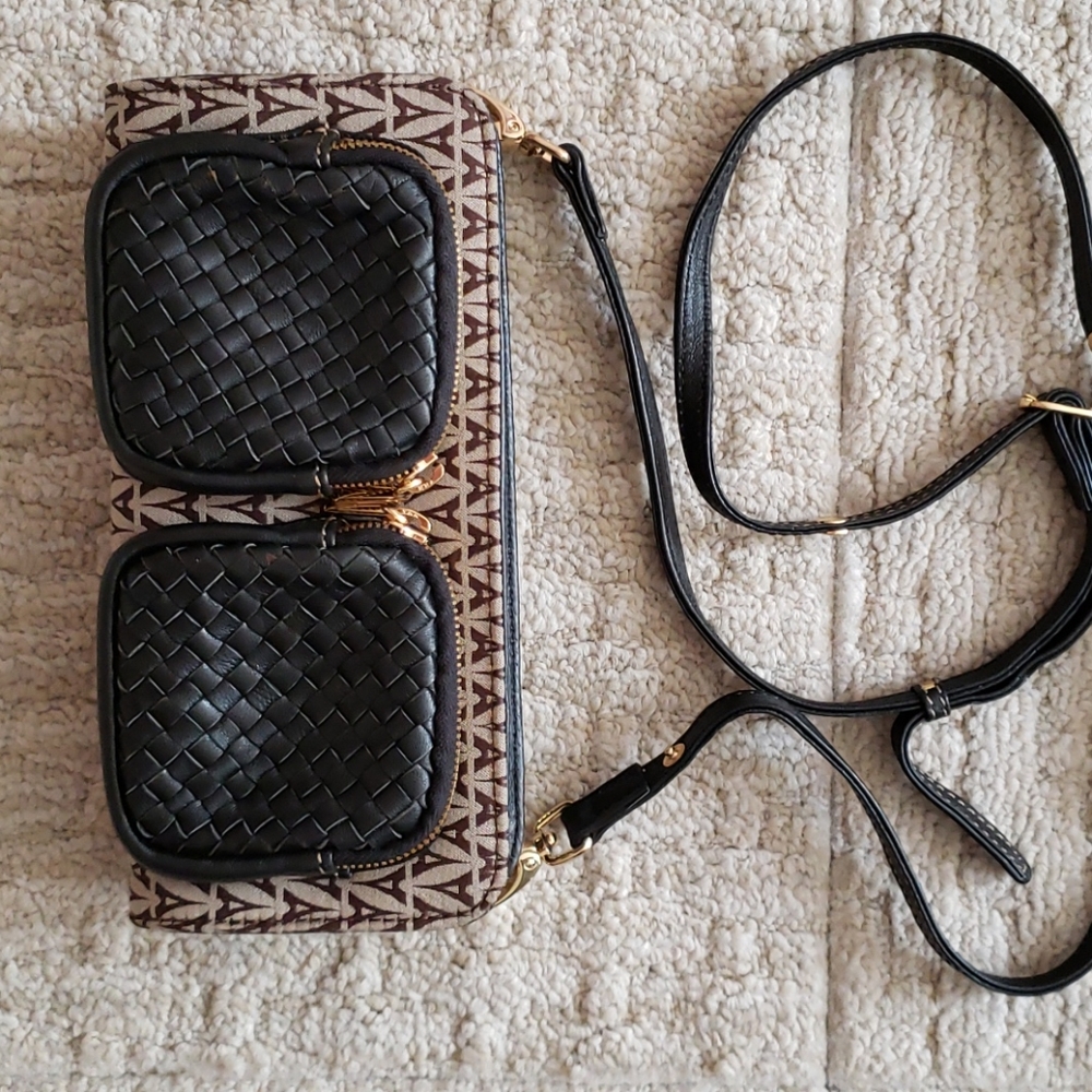 Cross body poshette bag with adjustable stripes